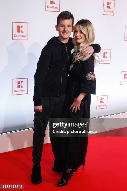 November 2019, Berlin: , Berlin: Fayn Neven du Mont and mother Mirja du Mont come to the Star Wars event of the grocery store "Kaufland" in the...