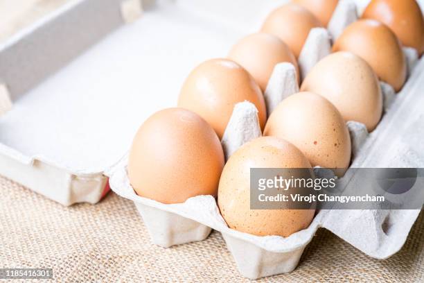 chicken raw eggs on the table. farm products, natural eggs. - carton of eggs stockfoto's en -beelden