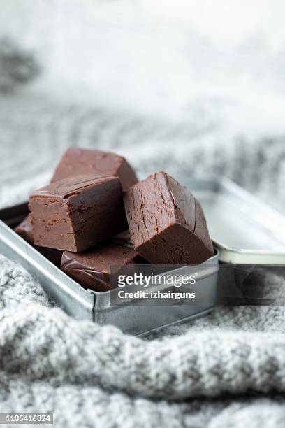 hausgemachte rohmilch frei, zuckerfrei vegane schokolade brownies oder fudge - fondant cakes stock-fotos und bilder
