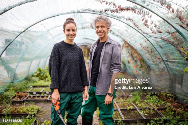 couple of gardeners in garden center - farmer female confident stock-fotos und bilder
