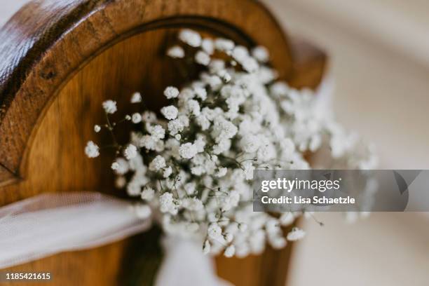 close up of flowers at a wedding - lisa kirk fotografías e imágenes de stock