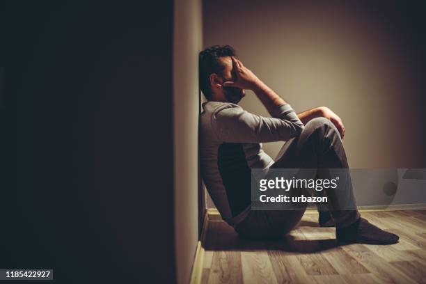 depressiver mann - depressiv stock-fotos und bilder
