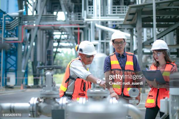 パイプライン、石油、エンジニア - oil workers ストックフォトと画像