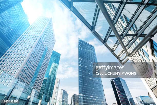 bürogebäude mit sonnenlicht - büropark stock-fotos und bilder