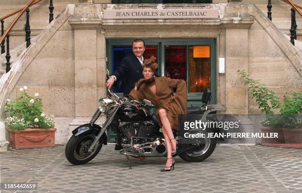 Le couturier Jean-Charles de Castelbajac pose, le 29 juin 2000 devant sa maison de couture à Paris, avec un mannequin portant une de ses compositions...