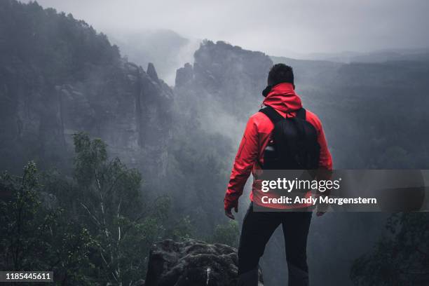 traveller at schrammsteine in saxon switzerland - manage stock-fotos und bilder