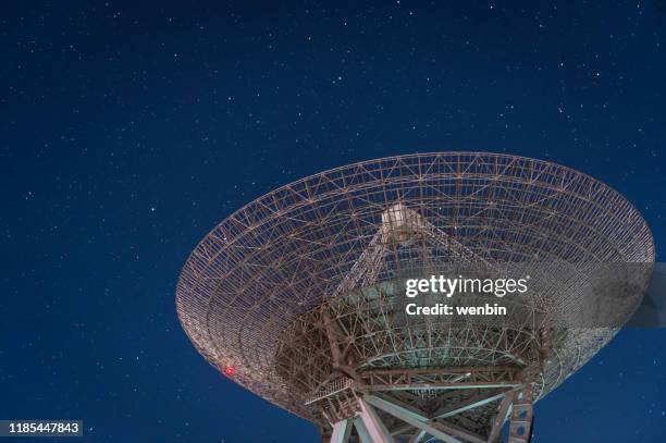 satellite dish under a starry sky - radio station stockfoto's en -beelden