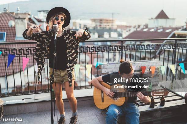 muziek band presteert op het dak party - popular music concert stockfoto's en -beelden
