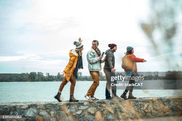 gruppe von freunden, die die natur erkunden - städtereise stock-fotos und bilder