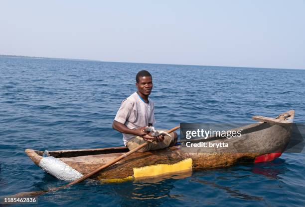 visser op het meer van malawi - malawi stockfoto's en -beelden