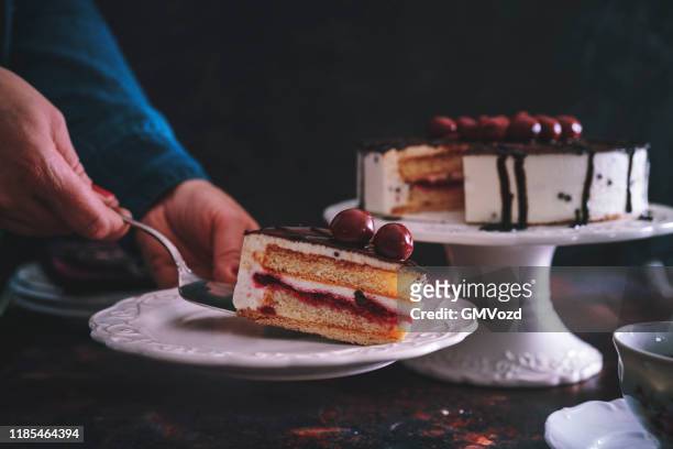 cherry chocolade layer cake met slagroom - gateaux stockfoto's en -beelden