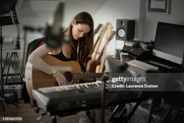 gitarre studio frau - singer songwriter und gewinner stock-fotos und bilder