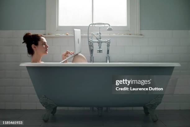 laptop bad - beautiful woman bath stockfoto's en -beelden