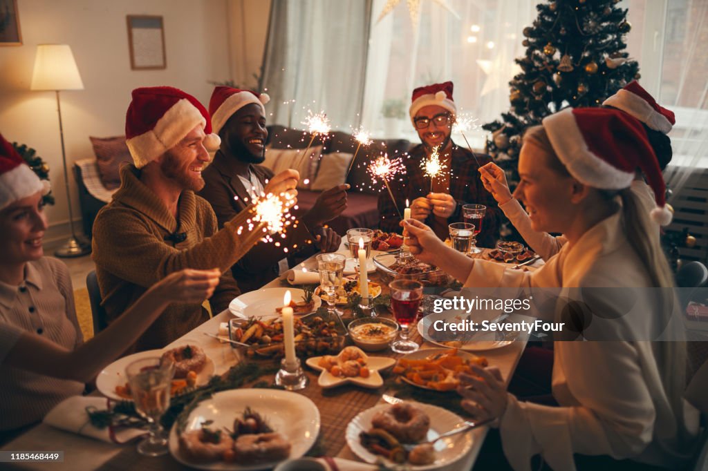 Freunde feiern Weihnachten gemeinsam