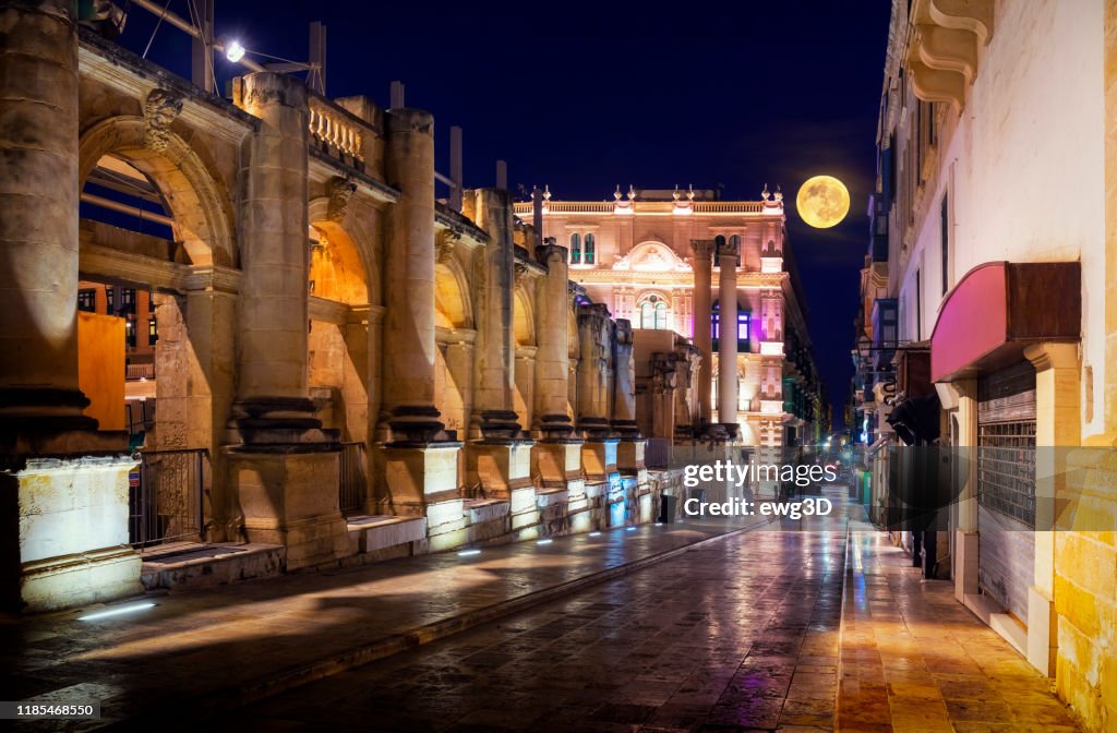Die Ruinen des Royal Opera House bei Nacht, Valetta, Malta