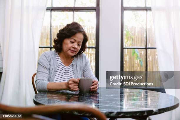 la abuela mayor se siente sola cuando los nietos se van - viuda fotografías e imágenes de stock