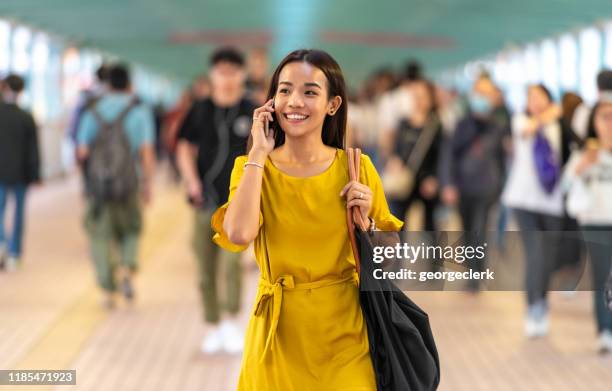 genieten van een telefoontje tijdens het woon-werk verkeer - naderen stockfoto's en -beelden