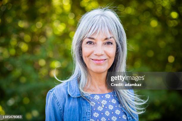 schöne glückliche seniorin mit weißen haaren - weißes haar stock-fotos und bilder