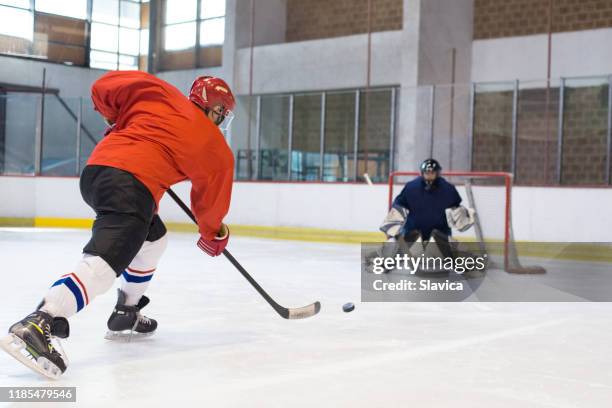 eishockeyspieler - ice hockey glove stock-fotos und bilder
