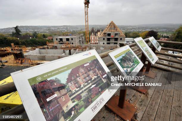 Photo prise le 15 octobre 2008 sur les hauteurs de Deauville d'un chantier de construction d'un ensemble de grand standing. Avec de richissimes...