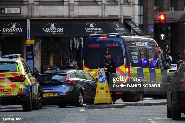 Police stand guard near The Monument in London, on November 29, 2019 after reports of shots being fired on London Bridge. - The Metropolitan Police...