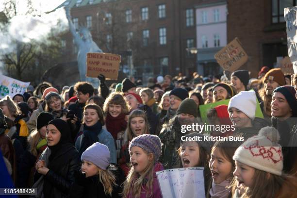 Children Protesting For Rights 12,902 Children Peace Protest Stock Photos, High-Res Pictures, and ...