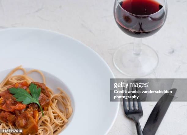 spaghetti with seitan bolognese - seitan foto e immagini stock