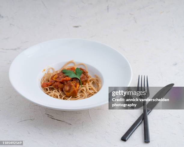 spaghetti with seitan bolognese - seitan foto e immagini stock