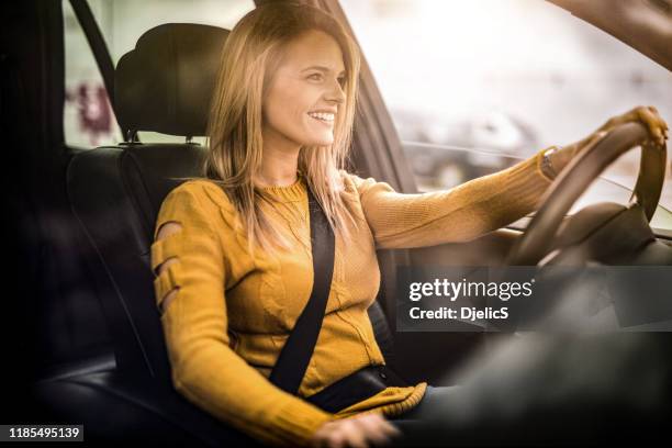 gelukkige jonge vrouw die een auto rijdt. - yellow taxi stockfoto's en -beelden