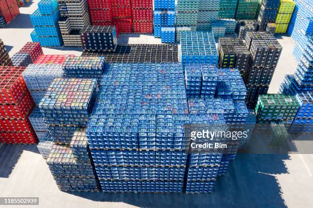 pile di casse di bottiglie per bevande, vista aerea - refreshment foto e immagini stock
