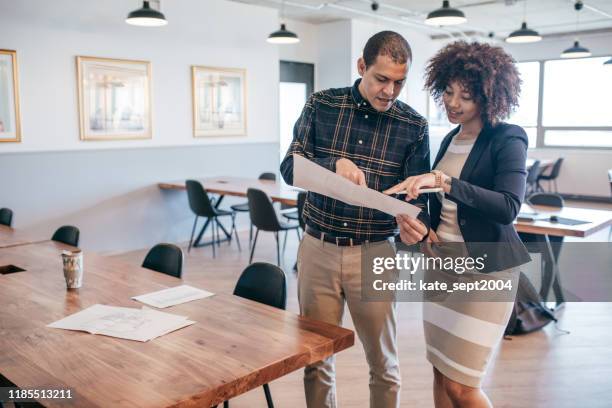 organisieren des ordners für den client - delegieren stock-fotos und bilder