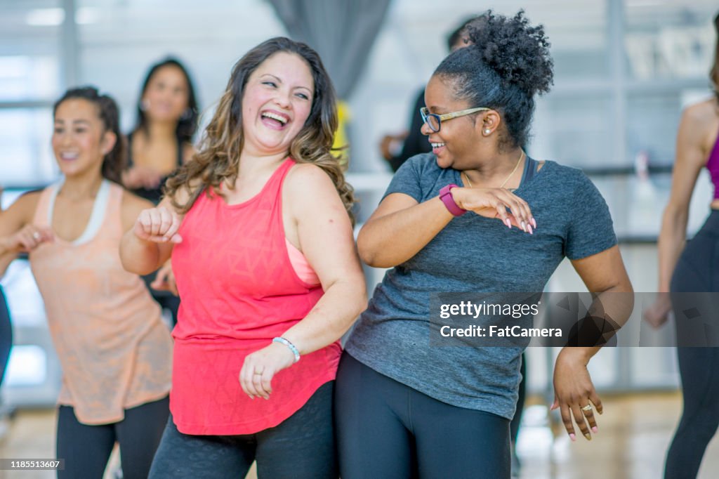 Multi-Ethnic Gruppe von Frauen tanzen in einer Zumba Klasse Stockfoto