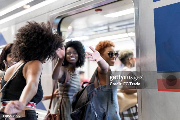 grupo de mulheres que acenam adeus aos amigos - underground rail - fotografias e filmes do acervo