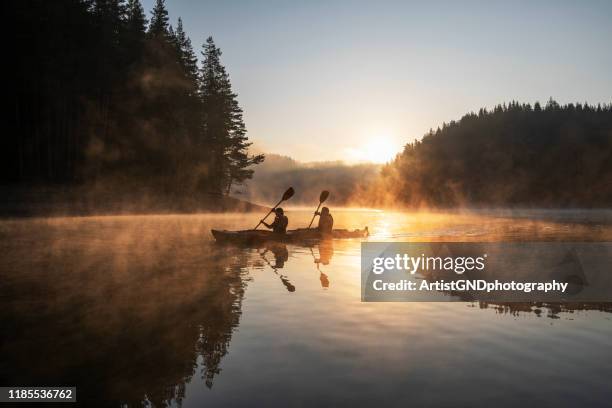 kayak en la naturaleza. - kayak fotografías e imágenes de stock