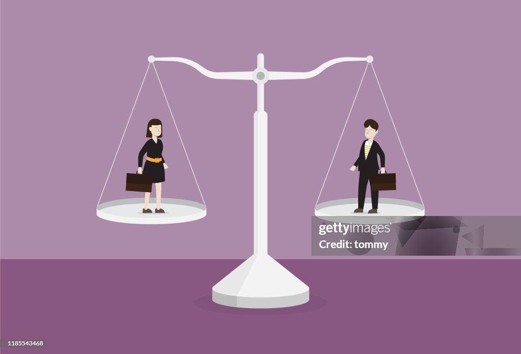 Empresario y empresaria en la escala