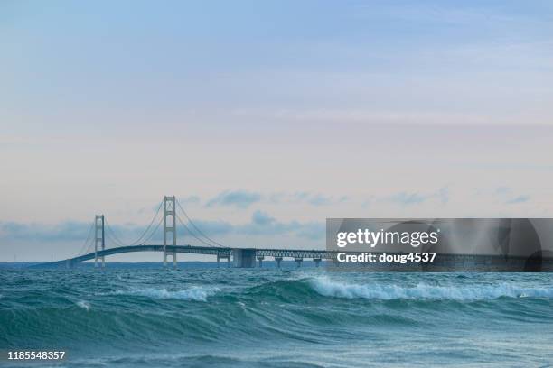 mackinac bridge at dusk - mackinac bridge imagens e fotografias de stock