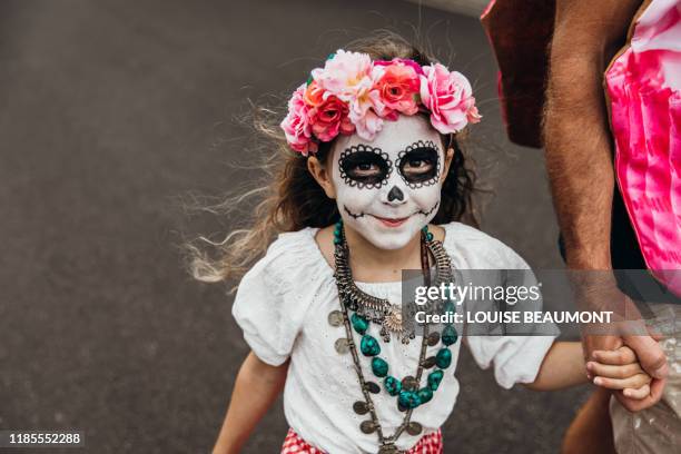 young australian girl trick or treating on halloween - dia-de-muertos fotografías e imágenes de stock