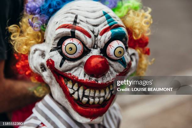 scary clown mask - payaso fotografías e imágenes de stock