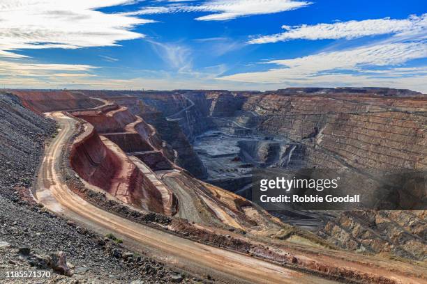 super pit open cut gold mine - kalgoorlie, western australia - mina subterránea fotografías e imágenes de stock