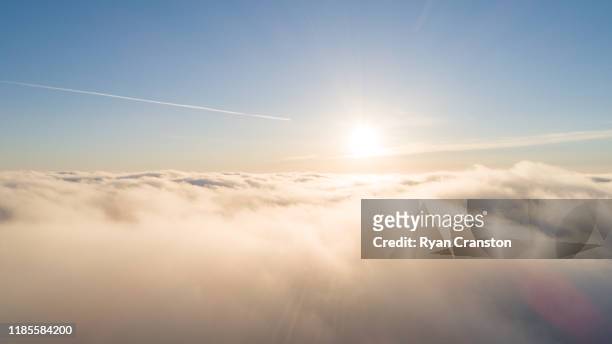 above cloud sunrise - flugzeug sonne stock-fotos und bilder