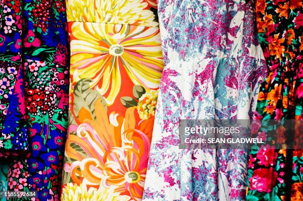 flowery dresses - floral pattern dress stockfoto's en -beelden