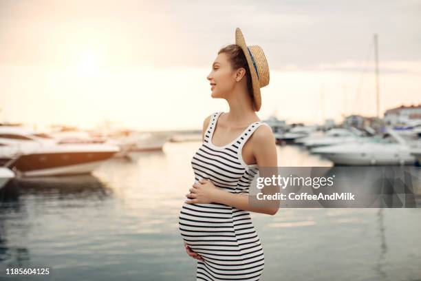 ヨットクラブの周りを歩いている妊娠中の女の子 - pregnant redhead ストックフォトと画像