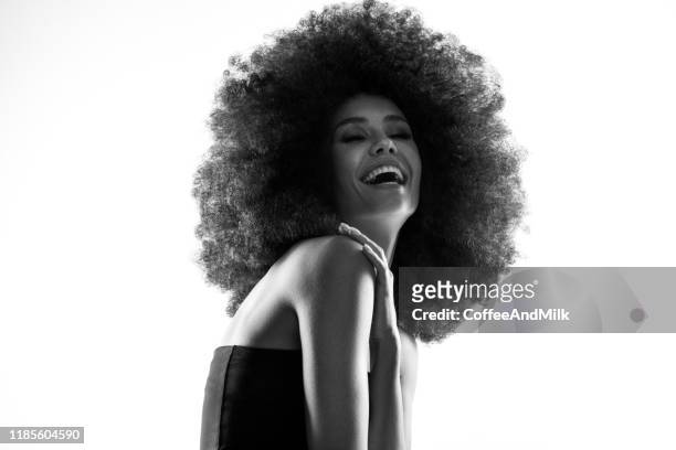 glücklichsein - afro frisur stock-fotos und bilder