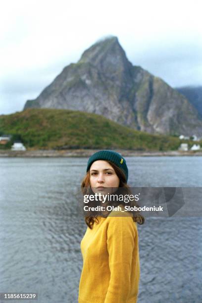 vrouw in reine dorp op de lofoten eilanden - fjord stockfoto's en -beelden