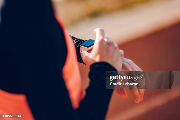 smart watch instellen - train tracks stockfoto's en -beelden