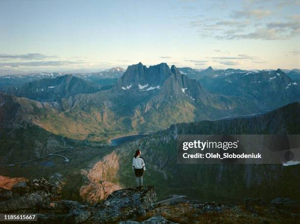 mulher que está e que olha a vista cénico no console de senja das montanhas - over de 90 - fotografias e filmes do acervo