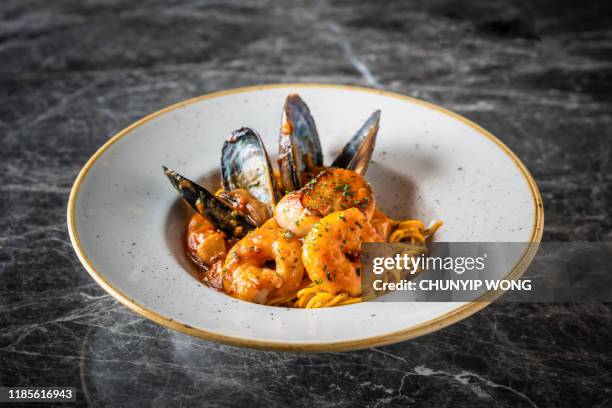 pasta de mariscos italianos - plato vajilla fotografías e imágenes de stock