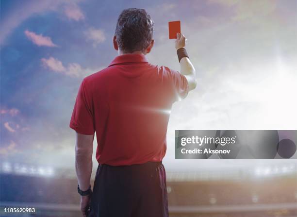 voetbal scheidsrechter in actie - referee stockfoto's en -beelden