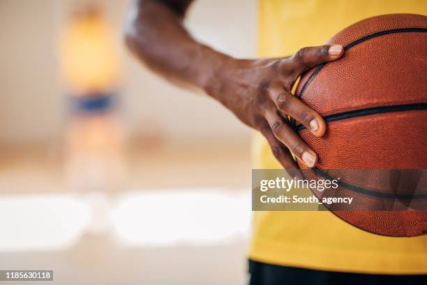 zwarte vrouw het houden van een basketbal bal - women's basketball stockfoto's en -beelden