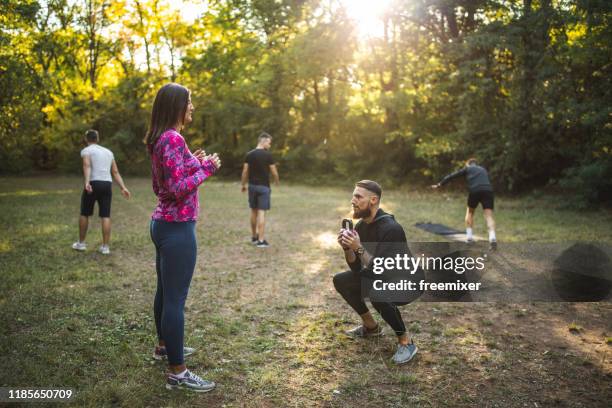 groep atleten die buitenshuis sporten - sportief stockfoto's en -beelden